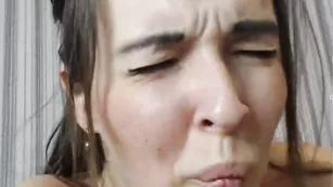 Грудастая шкура глубоко сосет фаллос molo4kokira