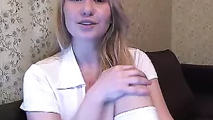 Белобрысая самка MalinkaM курит во фри
