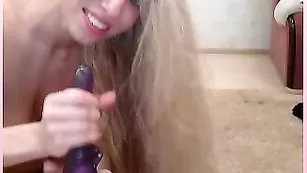 Сисястая блудница ArishaArimova шалит с секс игрушкой