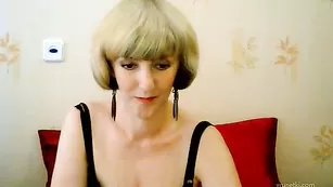 Опытная нимфа Prettyrita обнажает сиськи