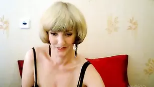 Опытная нимфа Prettyrita обнажает сиськи