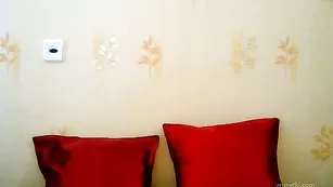Опытная нимфа Prettyrita обнажает сиськи