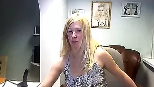 Распущенная xMilenaHotx трахает бритую пизду