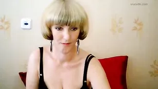 Зрелая штучка Prettyrita трахает дырочки