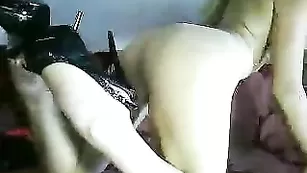 Пленительная AlisaSexx ласкает щелки пальчиками