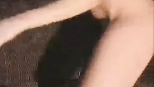 Горячая барышня BlackFox трахает две щелки