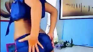 Полицейская Leeana обнажает большую попку