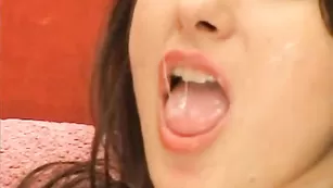Жаркая сучка VirginAngel трахается бананом