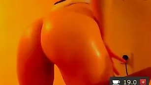 Грудастая богиня Julietta ласкает большую попку