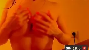 Грудастая богиня Julietta ласкает большую попку