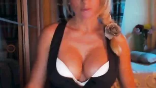 Симпатичная нимфа Divva дразнит большими сиськами