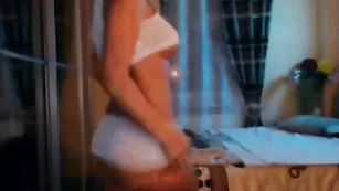 Светловолосая крошка Divva дразнит большими сиськами