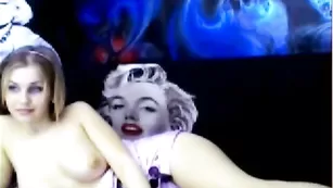 Милая девочка Lollie показывает сиськи