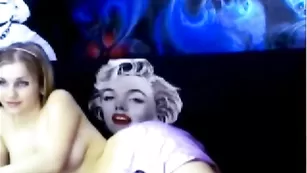 Милая девочка Lollie показывает сиськи