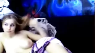 Милая девочка Lollie показывает сиськи