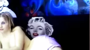 Милая девочка Lollie показывает сиськи