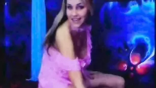 Грудастая блудница Lollie эротично позирует