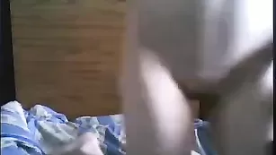 Пышногрудая стерва эротично сосет фаллос