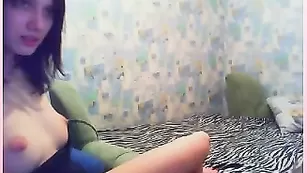 Сисястая брюнеточка сексуально раздевается