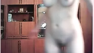 Грудастая блондинка трахается секс игрушкой