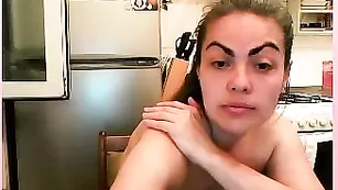 Брюнеточка сосет член и трахается