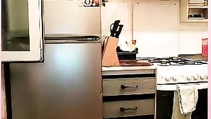 Брюнеточка сосет член и трахается