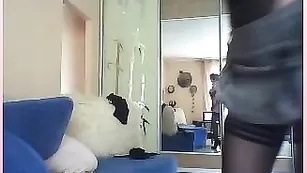 Грудастая девица раздевается и шлепает попку