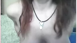 Грудастая девица раздевается и шлепает попку