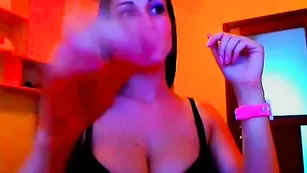 Грудастая красавица RByanka лижет секс игрушку