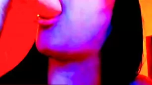 Грудастая красавица RByanka лижет секс игрушку