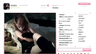 Горячая шлюшка PrettyEmo мастурбирует бритую пизду