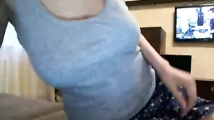 Игривая барышня RByanka дразнит пышными сиськами