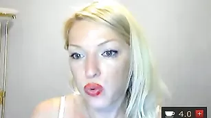 Симпатичная BabyLove трахает себя в привате