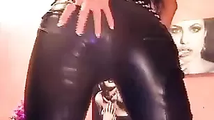 Горячая брюнеточка BrabdiB показывает сиськи