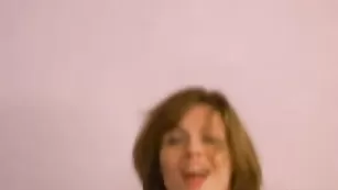 Энергичная девка Jackelin обнажает сиськи