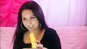 Черноволосая самка трахает письку MillaYa