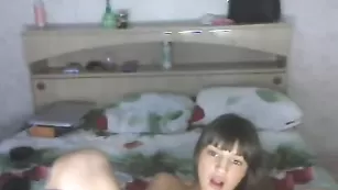 Озорная самка MelenaSuka_241111 мастурбирует пизденку