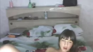 Озорная самка MelenaSuka_241111 мастурбирует пизденку