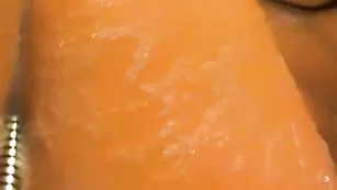 Распутная MelenaSuka_2911113 трахает киску в душе
