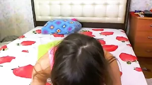 Изумительная SexySu4ka нежно теребит вагину