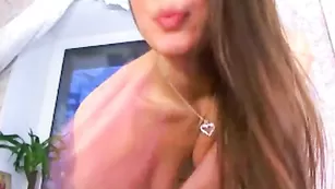 Привлекательная SexySu4ka ласкает очко пальчиками