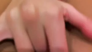 Горячая штучка SexySu4ka нещадно дрочит пизду