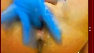 Чарующая sexysu4ka трахает киску в перчатках