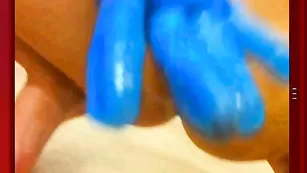 Чарующая sexysu4ka трахает киску в перчатках