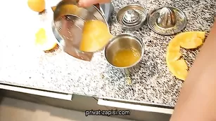 Роскошная нимфа Maria Ryabushkina шалит на кухне