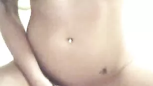 Похотливая Amy трахает киску в привате