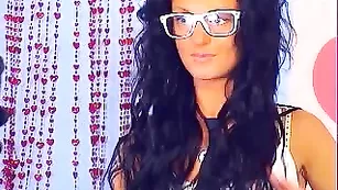 Очкастая брюнеточка Crystal общается во фри