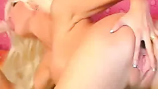 Сисястая куколка Savann трахается секс игрушкой