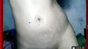 Прекрасная Callips трахает пизденку пальчиками