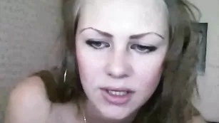 Телочка в чулках queeenofhearts трахает анал пальцем